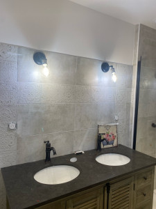 Photo de galerie - Pose de luminaires en applique pour une salle de bain 