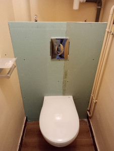Photo de galerie - Pose WC suspendu Grohe avec modification de vidange et pose de plaques en BA13 hydrofuge pour les finitions.