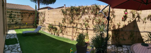 Photo de galerie - Gazon synthétique
, mur végétal fleuri, odorant et persistant
 avec irrigation automatisée: plus aucun entretien 