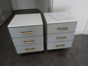 Photo de galerie - Montage de deux tables de chevet