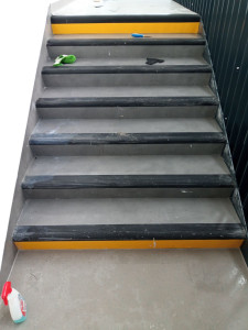 Photo de galerie - Nettoyage des escaliers recouvert de peinture et poussière dans un centre hospitalier.