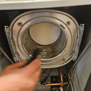 Photo de galerie - Nettoyage corp de chauffe durant entretien chaudière  à condensation 