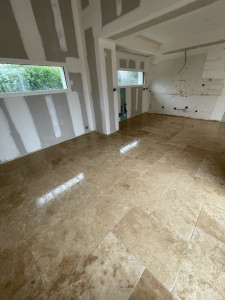 Photo de galerie - Pose de travertin 30x60 chevron