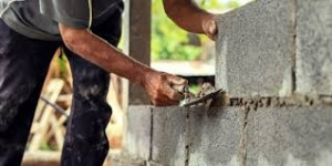 Photo de galerie - Dalle, chape, montage mur et murette, crépi façade, enduit, ceinture, piscine béton, parpeing bancher, joint à la chaux, ravalement façade, démolition