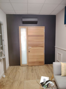 Photo de galerie - Mise en peinture d'un pan de mur avec sa clim, le mur était blanc, la clim blanche jauni par le temps et il fallait que cette porte soit mise en valeur. Noir velour, ce chantier est visible au magasin menuiz à caissargues.                    