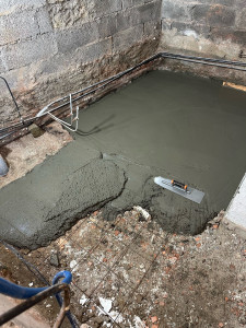 Photo de galerie - Dalle béton armé hydrofuge toujours dans la pièce où nous avons refait les murs, future salle de bain 