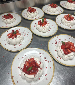 Photo de galerie - Pavlova à la fraise et au basilic, alliant meringue croustillante, crème légère et fraîcheur aromatique. Un dessert raffiné et original, parfait pour sublimer vos événements.