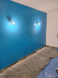Photo de galerie - Travaux de rénovation d'une chambre. préparation. detapissage, enduit. et 2 couches de peinture. don un mur couleur personnalisé personnalisé. 