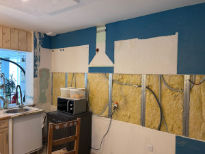 Photo de galerie - Reprise des cloisons d’une cuisine (électricité, plomberie, pose de renforts pour meubles suspendus) pour nouvelle implantation. Pause dans les respect du plan d’implantation et conformité de réalisation des plâtreries et finitions. 