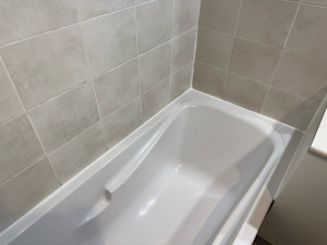 Photo de galerie - Remise en forme des joint d’étanchéité autour d’une baignoire 