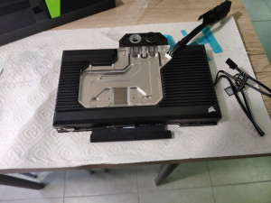 Photo de galerie - Cette image illustre le processus de nettoyage d'une NVIDIA GeForce RTX 3090 Founders Edition intégrée dans un bloc de watercooling sur mesure, mettant en avant l'entretien minutieux de ce système de refroidissement haute performance.