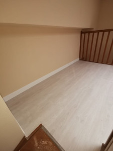 Photo de galerie - Peinture des murs et plinthes d'une mezzanine 