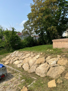 Photo de galerie - Désherbage entre toutes les pierres pour faire réapparaître le mur de soutènement 