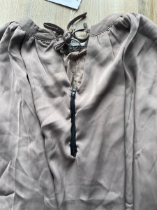 Photo de galerie - Reprises et retouches; ajout d’une fermeture à un vêtement 