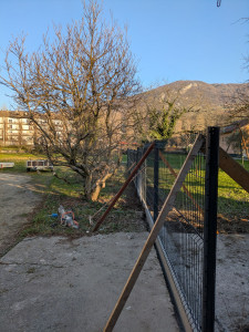 Photo de galerie - Pose de clôture rigide avec soubassement béton.