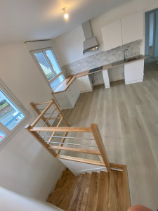 Photo de galerie - Sur cette image, vous pouvez voir le sol en vinyle que j’ai installé, imitation parquet, j’ai également fait la faïence de la cuisine ainsi que le montage des meubles et les connexions de plomberie. J’ai également créer les différentes prises électrique