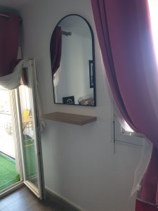 Photo de galerie - Fixation miroir et étagère. 