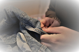 Photo de galerie - Je fais des retouches : ourlet, fermeture, raccommodage, diminution taille, élargissement chemise ou autre vêtement, etc...