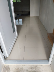 Photo de galerie - Pose d'un carrelage 60×60 poli 