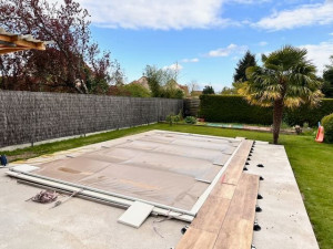 Photo de galerie - Terrasse carrelage sur plots autour piscine avant 