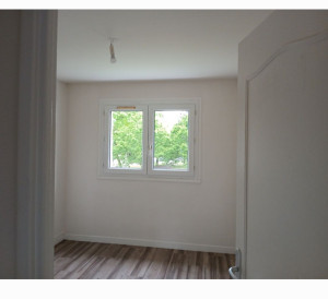 Photo de galerie -   -  chantier chambre -
toile de verre sur les murs ,
peinture mat au plafond,
peinture velours sur les murs ,
peinture a l'huile sur les boiserie. 