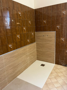 Photo de galerie - Renovation d’une salle de bain remplacement de la baignoire par un bac à douche extra plat , pose d’une faïence sous l’ancienne baignoire . choix client de ne pas reprendre toute la faïence 