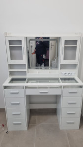 Photo de galerie - Magnifique coiffeuse moderne et très fonctionnelle. Elle possède énormément de rangements avec ses nombreux tiroirs et ses petites vitrines hautes