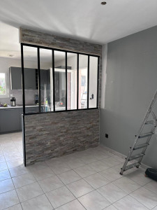 Photo de galerie - Création mur en placoplâtre pose de pierre de parement et d'une verrière 
