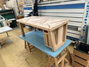 Photo de galerie - Bureau sur mesure, avec plateau patchwork composé de 6 essences de bois, d’un caisson aéré amovible pour l’unité centrale dé l’ordinateur, et de trois piètements différents 