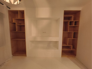 Photo de galerie - Meuble tv et cheminée à éthanol en placo et étagères en bois 