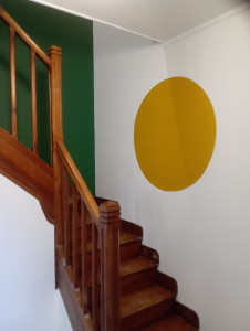 Photo de galerie - Une cage d'escalier refaite après avoir retiré le papier peint et ratisser les mûres puis peindre derrière 
