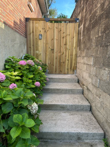 Photo de galerie - Barrière bois avec serrure gâche électrique et interphone connecté