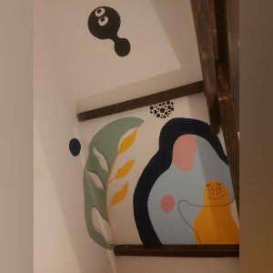 Photo de galerie - Fresque en peinture sur mesure pour une chambre d'enfant : inspiration mélange de papier peint organique et végétal et thème barbe à papa