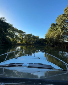 Photo de galerie - Pose panneau solaire sur bateau avec coffret 230V et batterie auxiliaire 
