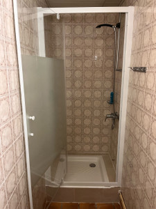 Photo de galerie - Pose de bac à douche, ainsi que porte de douche suite à des infiltrations d’eau de l’ancien bac à douche