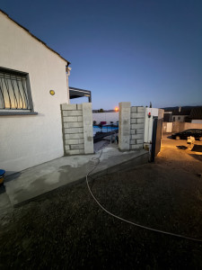 Photo de galerie - Un nouveau projet livré avec soin et professionnalisme ! Réalisation d'une dalle béton Habillage en pierre de travertin Mur de clôture avec piliers Pose d'un portillon sur mesure