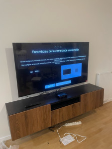 Photo de galerie - Une. TV avec la table télé 