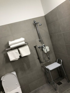 Photo de galerie - Nettoyage d’une salle de bain d’hôtel 
