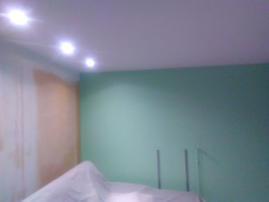 Photo de galerie - Pose d'un faux plafond en placo et enduit calicot et ratissage puis peinture du plafond et murs 