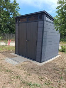 Photo de galerie - Pose d'un cabanon sur dalle 