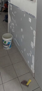 Photo de galerie - Mise en état d’un mur dans un salon 
