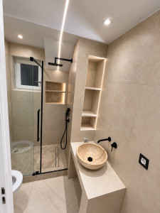 Photo de galerie - Voilà le résultat après les travaux dans une douche italienne carrelage et peinture plus électricité 