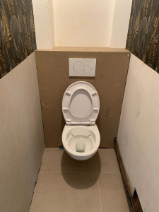 Photo de galerie - Pose toilette suspendu puis coffrage en bois hydrofuge 