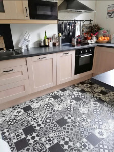 Photo de galerie - Rénovation cuisine : destruction de l'ancienne cuisine, restauration des murs, passage de câbles électriques pour le nouvel électroménager, pose du sol, peinture