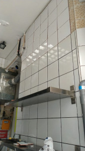 Photo de galerie - Remplacement de carrelage cuisine professionnel de restaurant, travail réalisé sans fermeture du restaurant, remise en place tous les jours jusqu’à la réception des travaux
