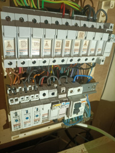Photo de galerie - C'est un tableau qui porte fusible mon client il voulait un tableau avec des disjoncteurs 